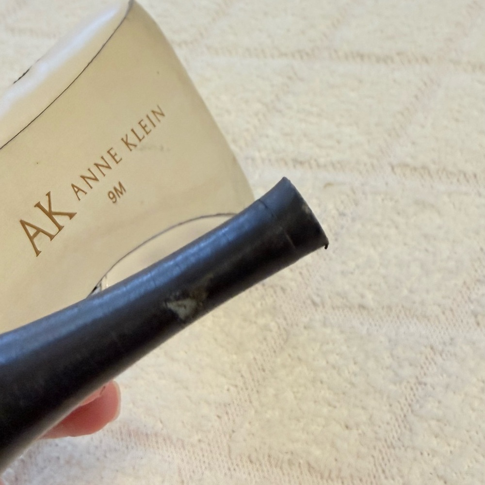 Anne Klein slingback heels. Open-toe style black patent Trim& cream Body Size 9 - Picture 4 of 6